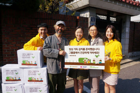 지난 23일 태광그룹 직원들이 가정의 달인 5월을 맞아 서울 용산구에 위치한 '아동 청소년 공동생활가정(그룹홈)' 협의회에 '황토 총각무 김치'를 전달하고 있다. 사진= 태광그룹 제공